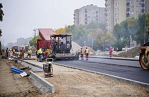 Asfaltują południową jezdnię Kondratowicza. Drogowcy są na finiszu prac