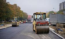 Asfaltują południową jezdnię Kondratowicza. Drogowcy są na finiszu prac