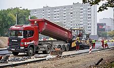 Asfaltują południową jezdnię Kondratowicza. Drogowcy są na finiszu prac