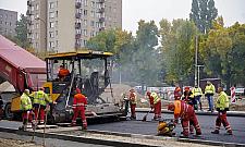 Asfaltują południową jezdnię Kondratowicza. Drogowcy są na finiszu prac