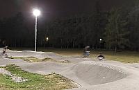 Pumptrack w parku Księcia Janusza oświetlisz sobie sam. W jaki sposób?