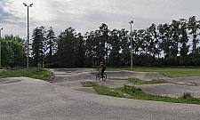 Pumptrack w parku Księcia Janusza oświetlisz sobie sam. W jaki sposób?