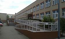 Szkoła przy ul. Rozłogi pęka w szwach. Ratusz zapowiada zmiany obwodów szkół