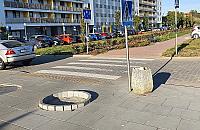 Skąd się wziął ten dziwny krawężnik na chodniku przy Aluzyjnej?