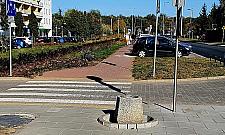 Skąd się wziął ten dziwny krawężnik na chodniku przy Aluzyjnej?