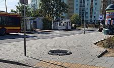 Skąd się wziął ten dziwny krawężnik na chodniku przy Aluzyjnej?