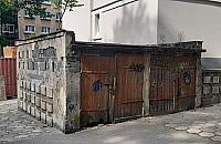 Piękna i... dwie małe bestie. Stare garaże szpecą odrestaurowaną kamienicę