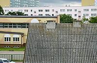 Wci�� du�o eternitu na wawerskich dachach. Jak go usun��?