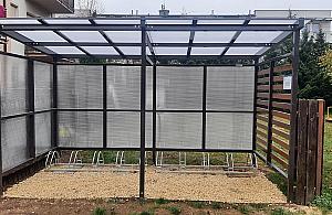 Absurdalny parking rowerowy na Białołęce. Rowerzyści: "to jest dla koni?"