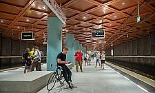 Niewygodne ławki i niskie biletomaty w metrze. Pasażerowie narzekają