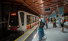 Niewygodne ławki i niskie biletomaty w metrze. Pasażerowie narzekają