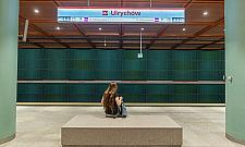 Niewygodne ławki i niskie biletomaty w metrze. Pasażerowie narzekają