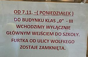 Dyrekcja zamknęła szkolną furtkę. Część rodziców ogarnęła złość