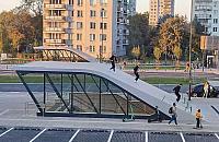 To było do przewidzenia. Dzieciaki szaleją na dachu stacji metra