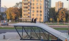 To było do przewidzenia. Dzieciaki szaleją na dachu stacji metra