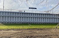 Zbudowali przystanek kolejowy w absurdalnym miejscu. Dojście przez błoto