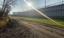 Zbudowali przystanek kolejowy w absurdalnym miejscu. Dojście przez błoto