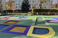 Podw�rko pe�ne trampolin. Nowa atrakcja na Woli