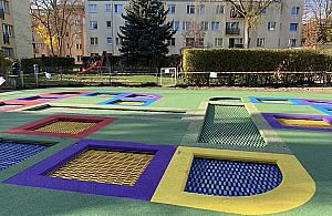 Podwórko pełne trampolin. Nowa atrakcja na Woli