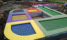 Podwórko pełne trampolin. Nowa atrakcja na Woli