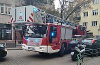 Parkujące auta blokują ulicę. Strażacy nie mogli dojechać do pożaru