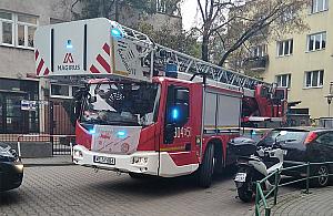 Parkujące auta blokują ulicę. Strażacy nie mogli dojechać do pożaru