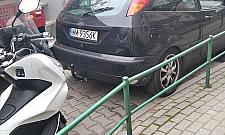 Parkujące auta blokują ulicę. Strażacy nie mogli dojechać do pożaru