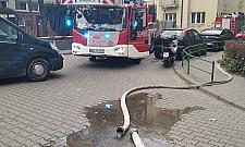 Parkujące auta blokują ulicę. Strażacy nie mogli dojechać do pożaru