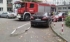 Parkujące auta blokują ulicę. Strażacy nie mogli dojechać do pożaru