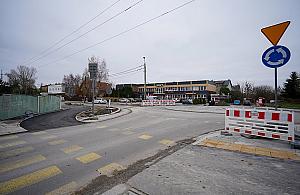 Słupy energetyczne blokują budowę ronda. Drogowcy rozkładają ręce