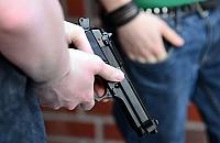 Robiąc zakupy włożył pistolet do koszyka. To nie był sklep z zabawkami