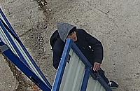W�ama� si� do kontenera budowlanego. Szuka go policja