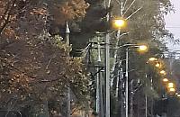 Latarnie na Białołęce świecą za dnia. "A na lodowisko dla dzieci nie mają kasy"