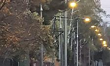 Latarnie na Białołęce świecą za dnia. "A na lodowisko dla dzieci nie mają kasy"