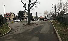 Samochodowa anarchia pod szkołą. Cyklamenów będzie jednokierunkowa?