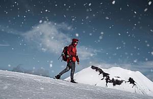 Zimowa turystyka - co zabrać ze sobą na zaśnieżony szlak?