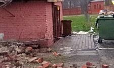 O włos od tragedii na Woli. Runął czterometrowy mur