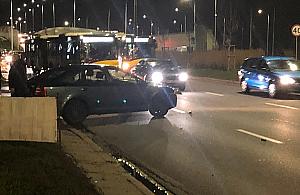 Groźne zderzenie osobówki z autobusem na Białołęce