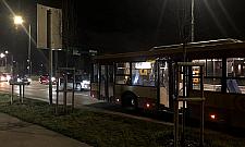 Groźne zderzenie osobówki z autobusem na Białołęce