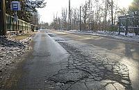 Ważna ulica jak po bombardowaniu. Mieszkańcy od 30 lat słyszą tę samą śpiewkę