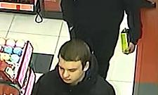 Okradziono drogerię w Galerii Północnej. Policja szuka tych mężczyzn