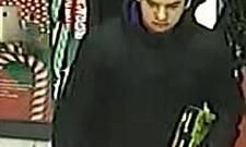 Okradziono drogerię w Galerii Północnej. Policja szuka tych mężczyzn