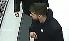 Okradziono drogerię w Galerii Północnej. Policja szuka tych mężczyzn