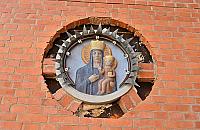 Matka Boska z Wolskiej w nowym miejscu. Trafi�a do katolickiej szko�y