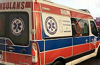 Emeryt spad� ze schod�w. W ci�kim stanie trafi� do szpitala