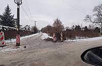 Postawili słup na środku drogi. Zgodnie z projektem