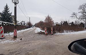 Postawili słup na środku drogi. Zgodnie z projektem
