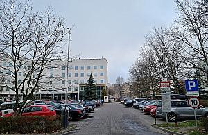 Parking obok stacji metra zamknięty w weekendy. Mieszkańcy protestują