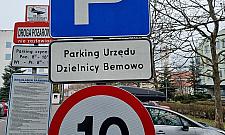 Parking obok stacji metra zamknięty w weekendy. Mieszkańcy protestują