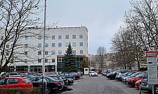 Parking obok stacji metra zamknięty w weekendy. Mieszkańcy protestują